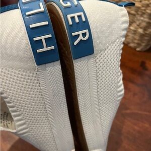 TOMMY HILFIGER. Unique 
White with blue strap   
Very good condition 
Size 8.5